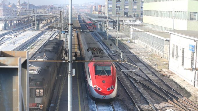 Imbratta un treno in sosta. Arrestato 40enne di Crema