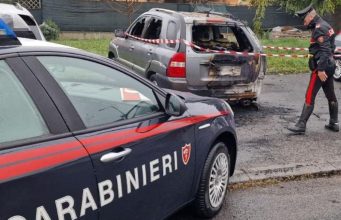 Minaccia la madre e incendia l’auto: arrestato a Capriolo