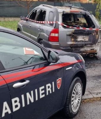 Minaccia la madre e incendia l’auto: arrestato a Capriolo