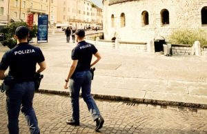 Non paga il conto e aggredisce gli agenti: denunciato 52enne