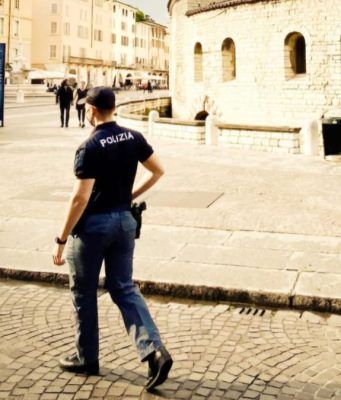 Non paga il conto e aggredisce gli agenti: denunciato 52enne
