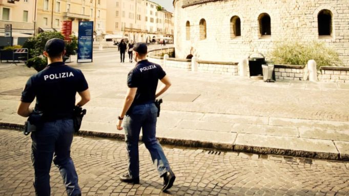 Non paga il conto e aggredisce gli agenti denunciato 52enne