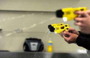 Taser, la Lega chiede chiarezza dopo le parole di Novelli a Èlive