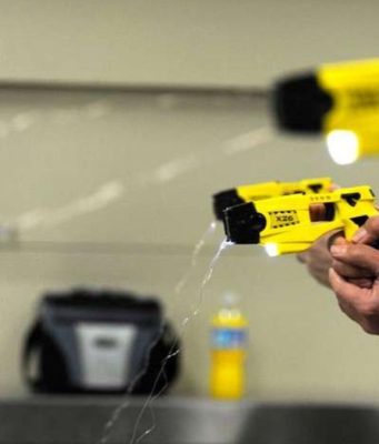 Taser, la Lega chiede chiarezza dopo le parole di Novelli a Èlive