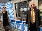 Un treno della metro porta il Festival della Pace in tutta la città