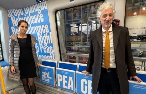 Un treno della metro porta il Festival della Pace in tutta la città