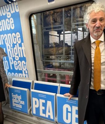 Un treno della metro porta il Festival della Pace in tutta la città