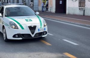 Via Milano, strappa un cellulare e fugge: denunciato per rapina