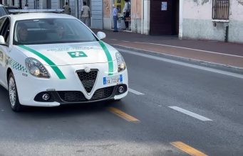 Via Milano, strappa un cellulare e fugge: denunciato per rapina