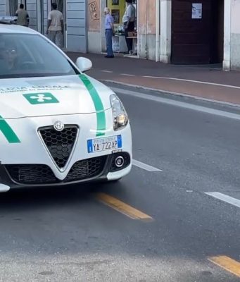 Via Milano, strappa un cellulare e fugge: denunciato per rapina