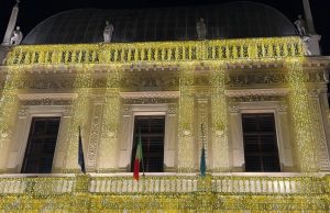 E Natale sia! Accese le luminarie e per la prima volta la Loggia