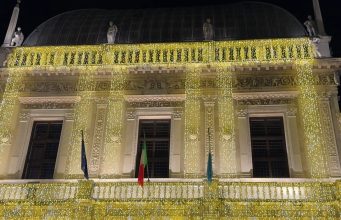 E Natale sia! Accese le luminarie e per la prima volta la Loggia