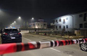 Travagliato, sei ore barricato in casa. Ora in ospedale