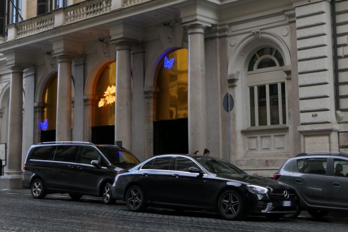 Roma: in doppia fila per i clienti dell'hotel di lusso, residenti ostaggio del traffico - foto 4