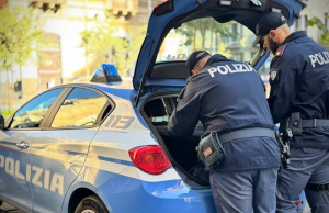 Auto carica di coltelli, profumi e telefoni falsi: fermati tre fratelli