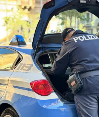 Auto carica di coltelli, profumi e telefoni falsi: fermati tre fratelli