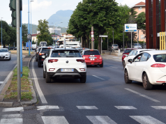 Auto, l’Ue rivede lo stop ai motori termici: sì a ibride e biofuel