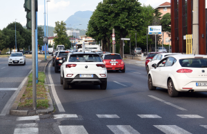 Auto, l’Ue rivede lo stop ai motori termici: sì a ibride e biofuel
