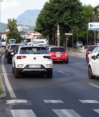 Auto, l’Ue rivede lo stop ai motori termici: sì a ibride e biofuel