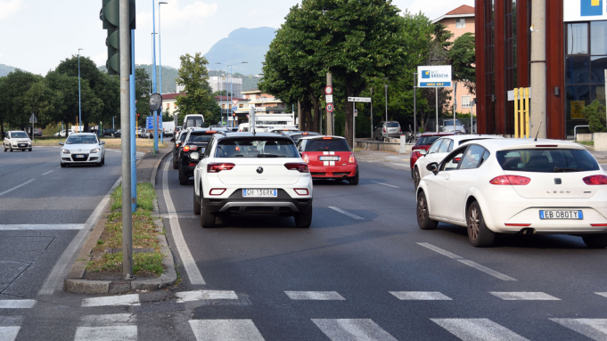 Auto, l’Ue rivede lo stop ai motori termici sì a ibride e biofuel