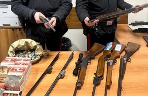 Aveva armi clandestine, modificate e abusive. Denunciato