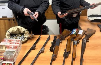 Aveva armi clandestine, modificate e abusive. Denunciato