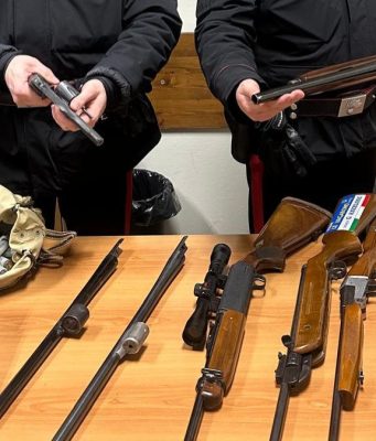 Aveva armi clandestine, modificate e abusive. Denunciato