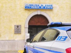 Brescia, picchia la moglie e le lancia un tavolo: arrestato 50enne