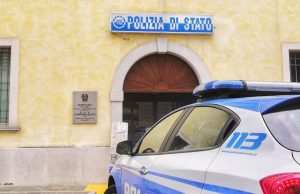 Brescia, picchia la moglie e le lancia un tavolo: arrestato 50enne