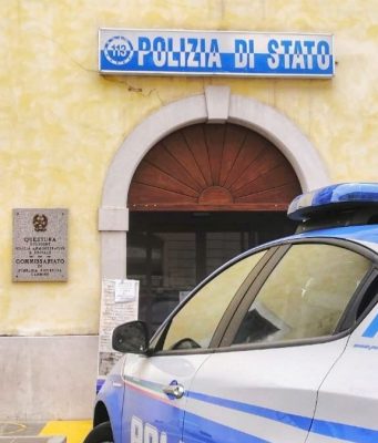 Brescia, picchia la moglie e le lancia un tavolo: arrestato 50enne