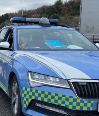 Carrozzeria usata come deposito di rifiuti: due denunce e sanzione