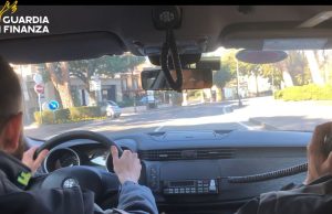 Controlli a tatuatori e piercer: lavoratori irregolari e un’attività sospesa