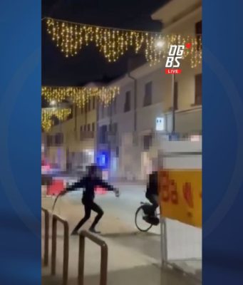 Denuncia ed espulsione per il giovane che frustava i passanti con la cintura