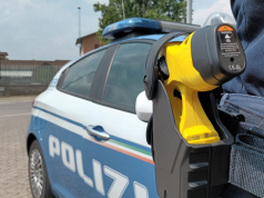 Donna ruba e aggredisce, ma si ferma alla vista del taser