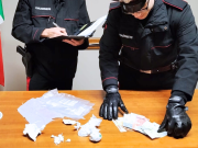 Droga nascosta nel freno a mano. Arrestato e subito espulso