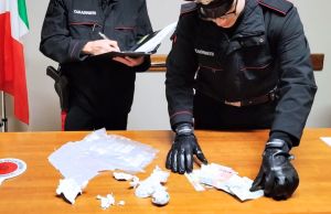 Droga nascosta nel freno a mano. Arrestato e subito espulso