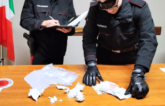 Droga nascosta nel freno a mano. Arrestato e subito espulso