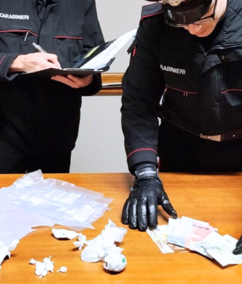 Droga nascosta nel freno a mano. Arrestato e subito espulso