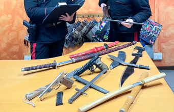 Perseguita una donna, arrestato 39enne. In casa aveva un arsenale