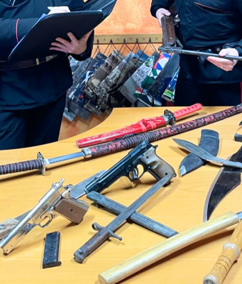 Perseguita una donna, arrestato 39enne. In casa aveva un arsenale