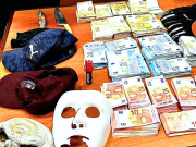 Rapinano e sequestrano una dipendente alla Sala Slot, 2 arrestati