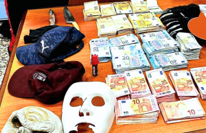 Rapinano e sequestrano una dipendente alla Sala Slot, 2 arrestati