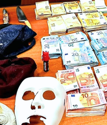 Rapinano e sequestrano una dipendente alla Sala Slot, 2 arrestati