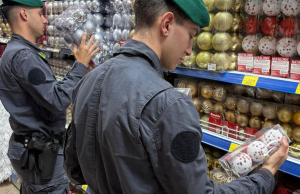 Giocattoli e addobbi fuori legge: maxi sequestro della GdF