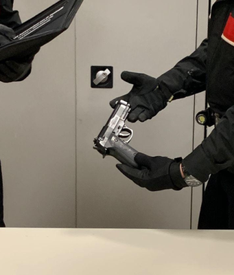 Girano in centro con la pistola per un video social, denunciati