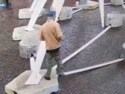 Leoni di San Zeno imbrattati: denunciato un 26enne nato a Brescia