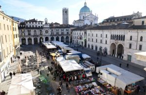 Mercato del sabato: per un anno niente bancarelle in piazza Vittoria