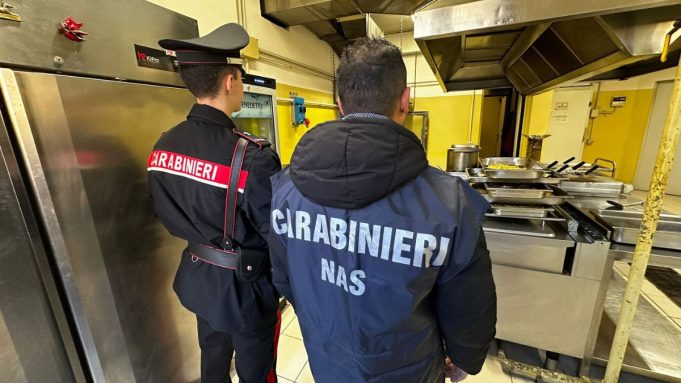 Pizzeria chiusa a Brescia irregolarità igieniche e alimentari