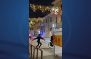 Prende a frustate i passanti in via Milano. Il video di Orgoglio Bresciano