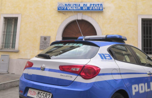 Rapina all’Esselunga di via della Volta: minaccia il direttore e fugge